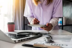 Como a escolha do regime tributário impacta clínicas médicas em expansão